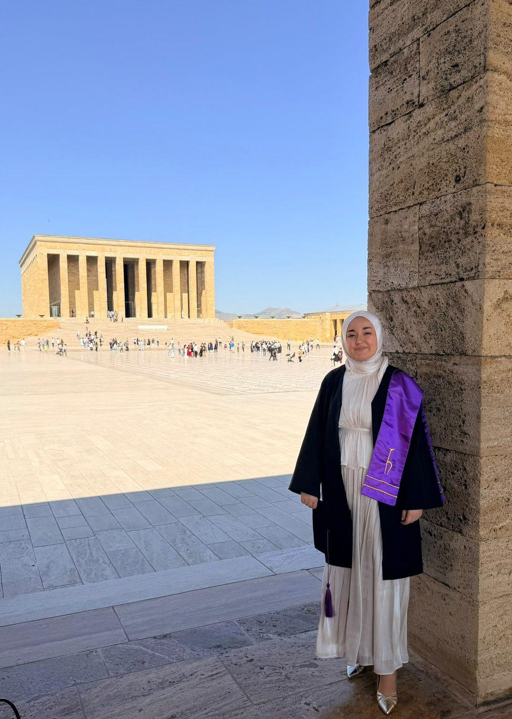 Dyt. Nur İlayda Oğuz mezuniyet töreninde, Anıtkabir önünde